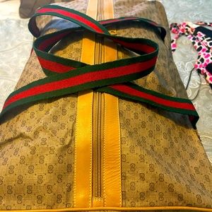 Authentic Vintage Gucci Duffle with case😀😀🍀🏝